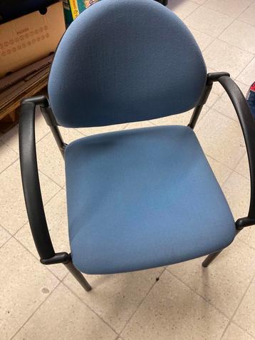 Blauw gestoffeerde stoelen beschikbaar voor biedingen