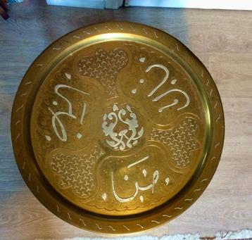 Vintage Oosters dienblad op plooibare tafel beschikbaar voor biedingen