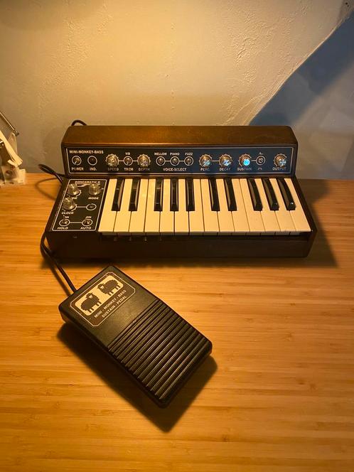 Bass synth (mini monkey bass), Muziek en Instrumenten, Synthesizers, Zo goed als nieuw, Overige aantallen, Overige merken, Ophalen