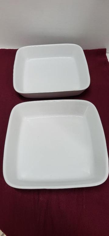 Schotels vuurvast in heel goede staat 22cmx22cm Kleur: wit beschikbaar voor biedingen