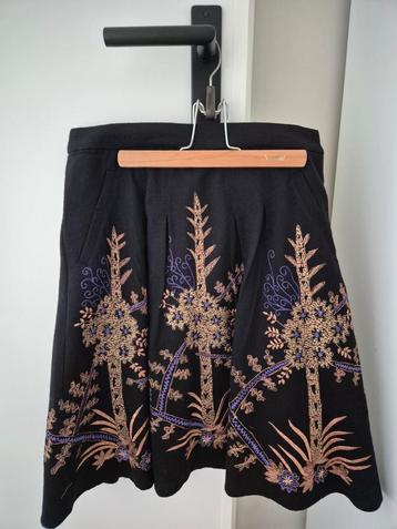 Essentiel zwarte winterrok beschikbaar voor biedingen