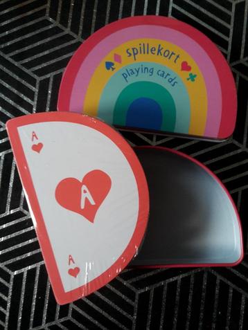 Nieuw kaartspel in metalen doosje, regenboogvorm