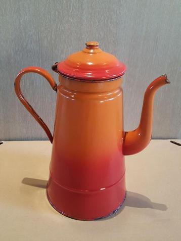 Grote oude Franse koffiepot in oranje-rood email (vintage)