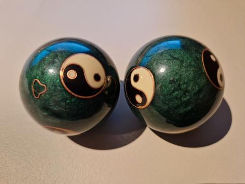 Meridiaankogels met groene Yin Yang motief cloison, Antiek en Kunst, Kunst | Overige Kunst, Ophalen of Verzenden