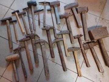Hamers, schroevendraaiers, tangen, beitels, en sleutels beschikbaar voor biedingen