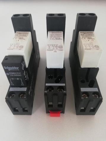 Schneider RSB 2A080P7 interfacerelais 2st + 1st.op Socket beschikbaar voor biedingen