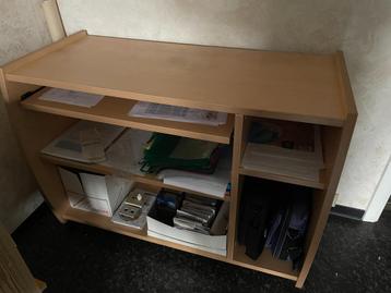 Bureau d'ordinateur beschikbaar voor biedingen
