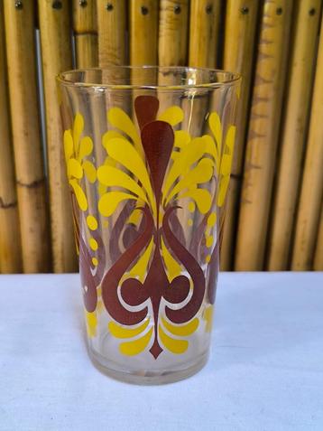 Vintage waterglas uit 1970 met bruine en gele psychepatronen beschikbaar voor biedingen