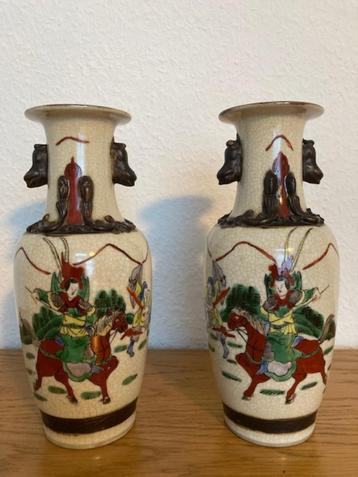 Une paire de vases chinois de Nankin