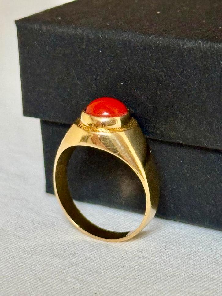 18 karaat gouden vintage ring met bloedkoraal van 0.95ct!, Bijoux, Sacs & Beauté, Bagues, Femme, 17 à 18, Jaune, Or, Enlèvement ou Envoi