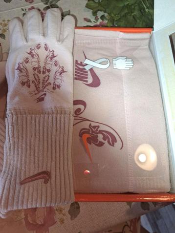 Original handschoen en schaal , Nike  beschikbaar voor biedingen