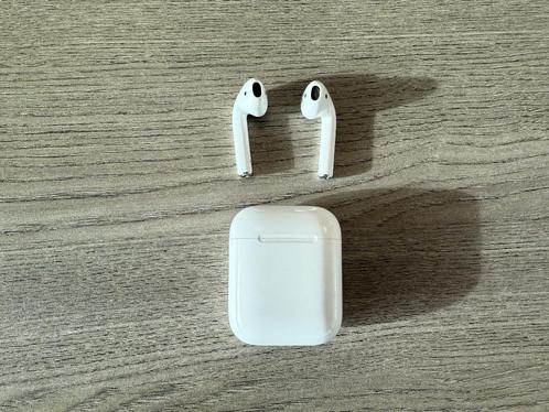 Apple AirPods 2 - Met oplaadcase, perfect werkend, Telecommunicatie, Mobiele telefoons | Oordopjes, Gebruikt, In oorschelp (earbud)