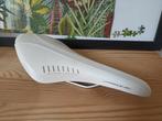 Selle blanche fizik arione 130x300 carbone, Vélos & Vélomoteurs, Accessoires vélo | Autres Accessoires de vélo, Utilisé, Enlèvement ou Envoi