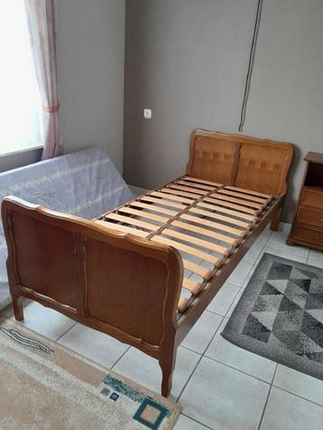 Houten bed met verstelbare lattenbodem beschikbaar voor biedingen
