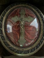 Religieus kruis in glazen kader, Ophalen