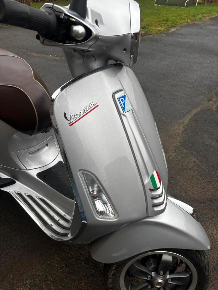 Vespa Primavera 50cc 70jaar editie, Fietsen en Brommers, Scooters | Vespa, Zo goed als nieuw, Ophalen