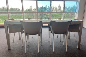Glazen tafel met 6 bijpassende stoelen