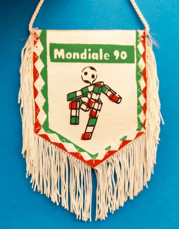 WK Italië 1990
mooie vintage voetbal vaandel, Verzamelen, Sportartikelen en Voetbal, Spel, Ophalen of Verzenden