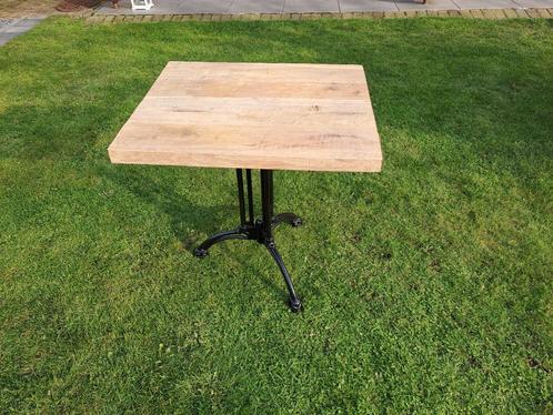 Tuin tafels. Hardhouten (eiken) uitvoering met gietijzeren o, Tuin en Terras, Tuintafels, Zo goed als nieuw, Vierkant, Hout, Ophalen