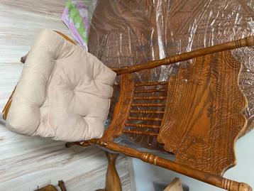 Ronde tafel en stoelen  beschikbaar voor biedingen