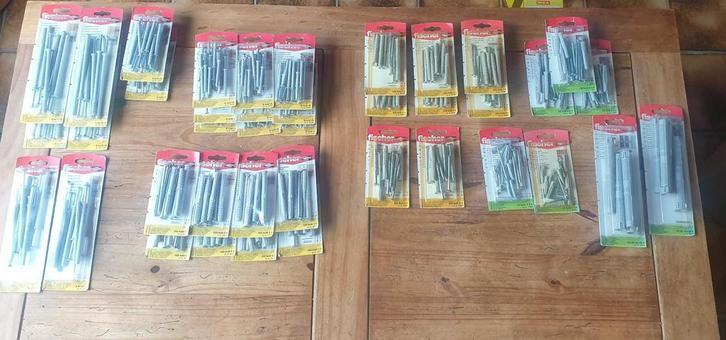 Lot de 40 blisters chevilles a frapper et vis 30 euros, Doe-het-zelf en Bouw, IJzerwaren en Bevestigingsmiddelen, Pluggen, Ophalen