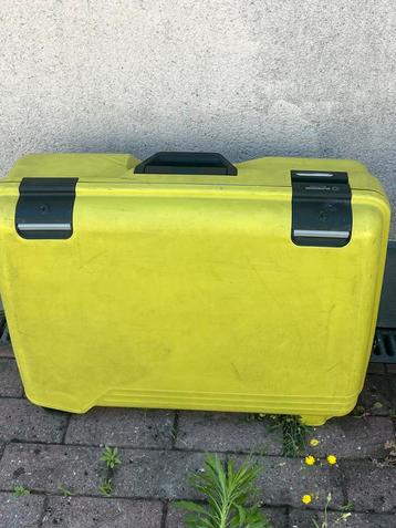 Groene reiskoffer beschikbaar voor biedingen