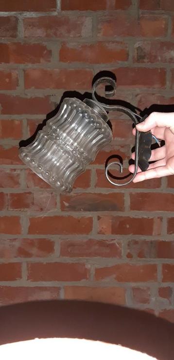 Vintage wandlamp met glazen kap beschikbaar voor biedingen