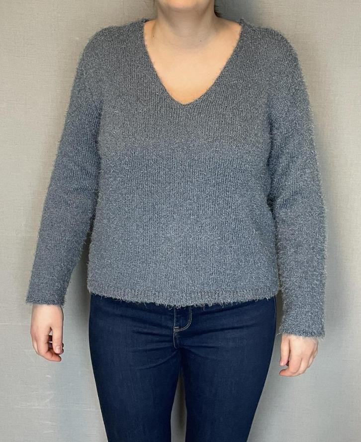 Blauwgrijze zachte trui met V-hals (M/38), Kleding | Dames, Truien en Vesten, Zo goed als nieuw, Maat 38/40 (M), Blauw, Ophalen of Verzenden