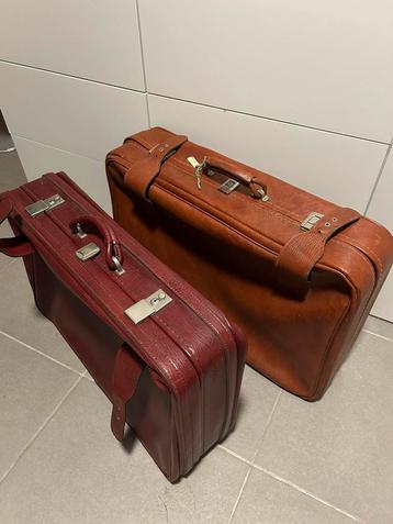 Vintage koffers in cognac en bordeaux beschikbaar voor biedingen