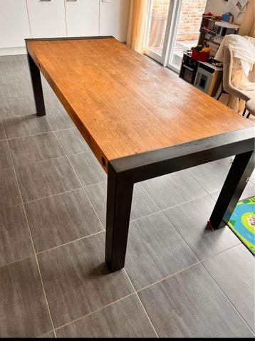 Tafel beschikbaar voor biedingen