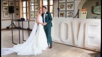 Prachtige LOVE Letters met LED-verlichting beschikbaar voor biedingen