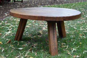 Massief houten ronde salontafel Brutalist design beschikbaar voor biedingen