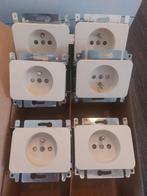 Prises électriques NIKO PR20 crème + enjoliveurs, Doe-het-zelf en Bouw, Ophalen of Verzenden, Gebruikt, Stekker