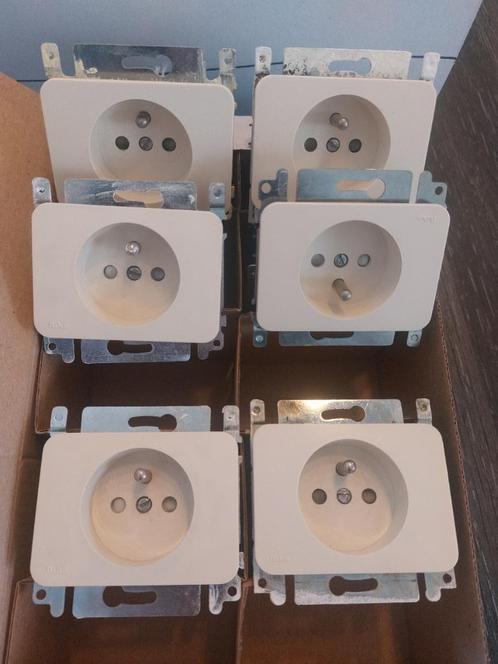 Prises électriques NIKO PR20 crème + enjoliveurs, Doe-het-zelf en Bouw, Elektriciteit en Kabels, Gebruikt, Stekker, Ophalen of Verzenden
