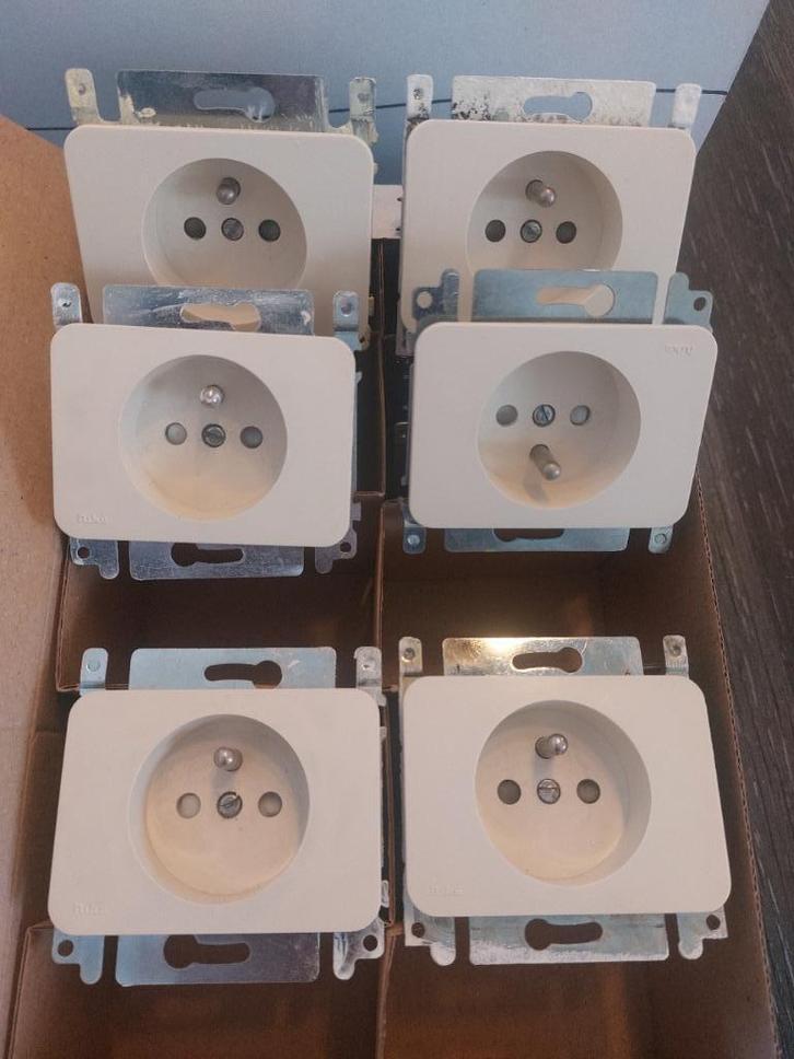 Prises électriques NIKO PR20 crème + enjoliveurs, Doe-het-zelf en Bouw, Elektriciteit en Kabels, Gebruikt, Stekker, Ophalen of Verzenden