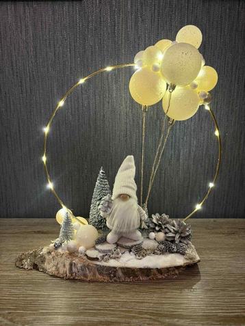 Kerststukje met wit gnoompje met witte ballonnen  beschikbaar voor biedingen