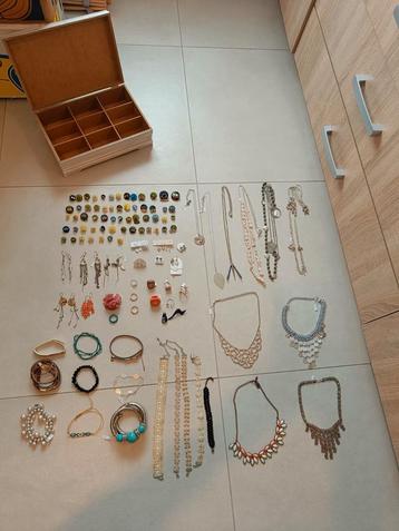 Lot set Juwelen beschikbaar voor biedingen