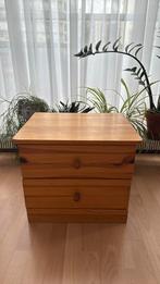 Houten nachtkastje met twee laden, Huis en Inrichting, Slaapkamer | Nachtkastjes, Ophalen, Gebruikt, 45 tot 65 cm, Minder dan 55 cm
