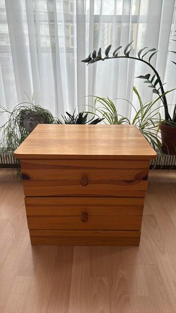 Houten nachtkastje met twee laden  beschikbaar voor biedingen
