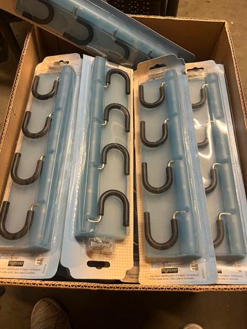 32 nieiwe kapstokken 4 haken merk beschikbaar voor biedingen