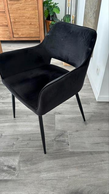 Te koop zwarte eetkamerstoelen beschikbaar voor biedingen