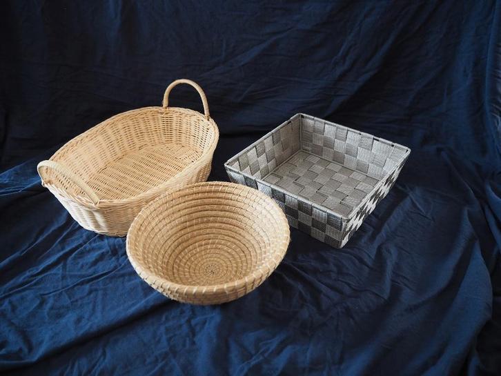 3 Rieten geschenkmanden, Huis en Inrichting, Woonaccessoires | Schalen en Manden, Zo goed als nieuw, Mand, Overige vormen, Riet