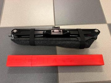 Nieuw Set Auto krik met sleutel en Gevaren driehoek. beschikbaar voor biedingen