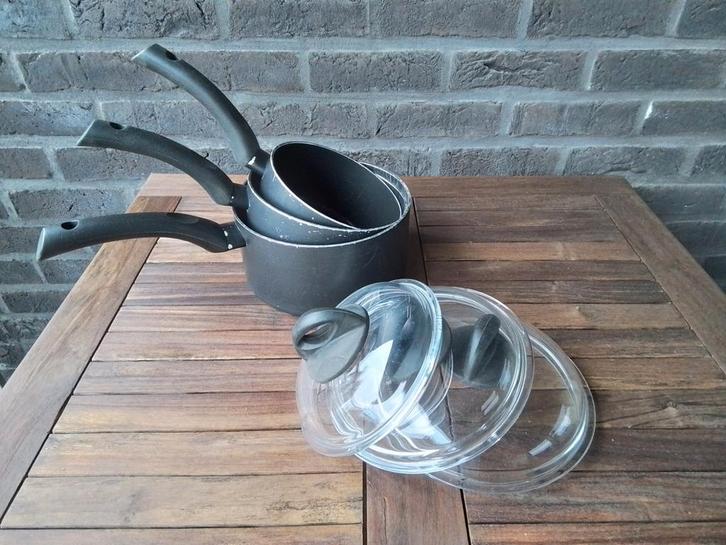 SETJE VAN 3 GEBRUIKTE STEELPANNEN MET PIREX DEKSELS, Huis en Inrichting, Keuken | Potten en Pannen, Gebruikt, Pannenset, Aluminium