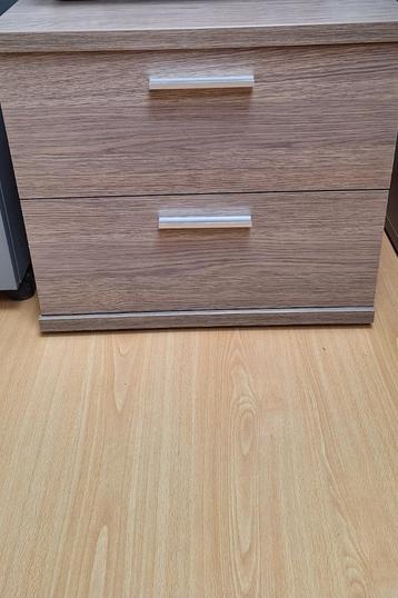 nachtkastje beschikbaar voor biedingen