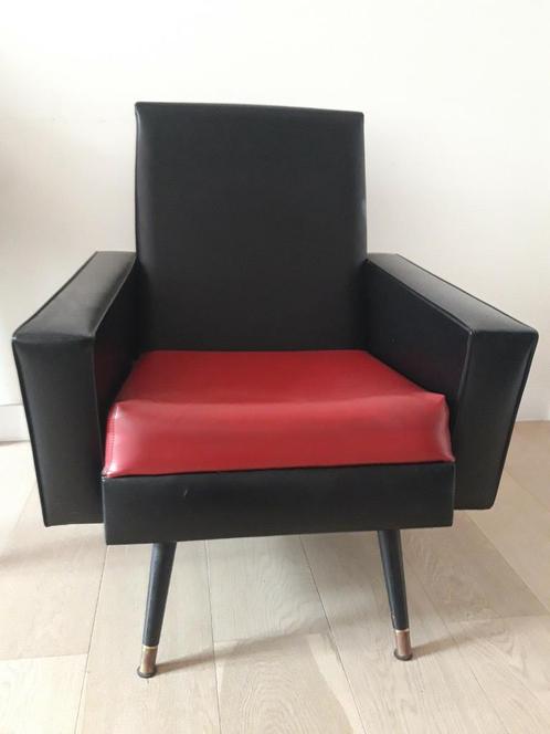 vintage fauteuil kunstleer rood zwart 60 70 design, Huis en Inrichting, Fauteuils, Zo goed als nieuw, Ophalen