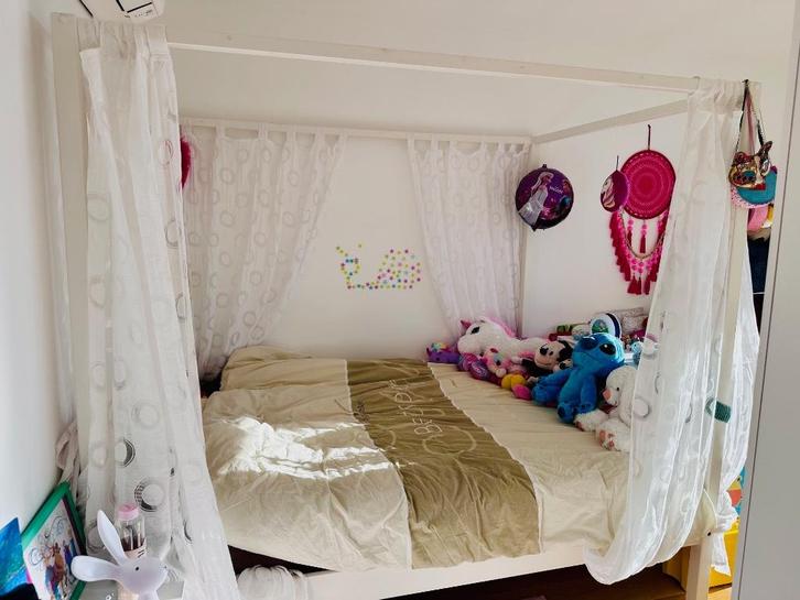 Wit hemelbed met gordijnen + boxspring (1m40), Kinderen en Baby's, Kinderkamer | Bedden, Zo goed als nieuw, 140 tot 160 cm, 100 cm of meer