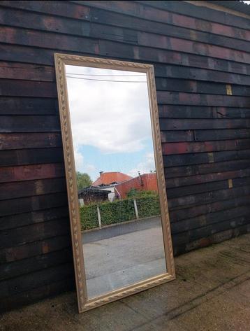 Grote spiegel met goudtinten  beschikbaar voor biedingen