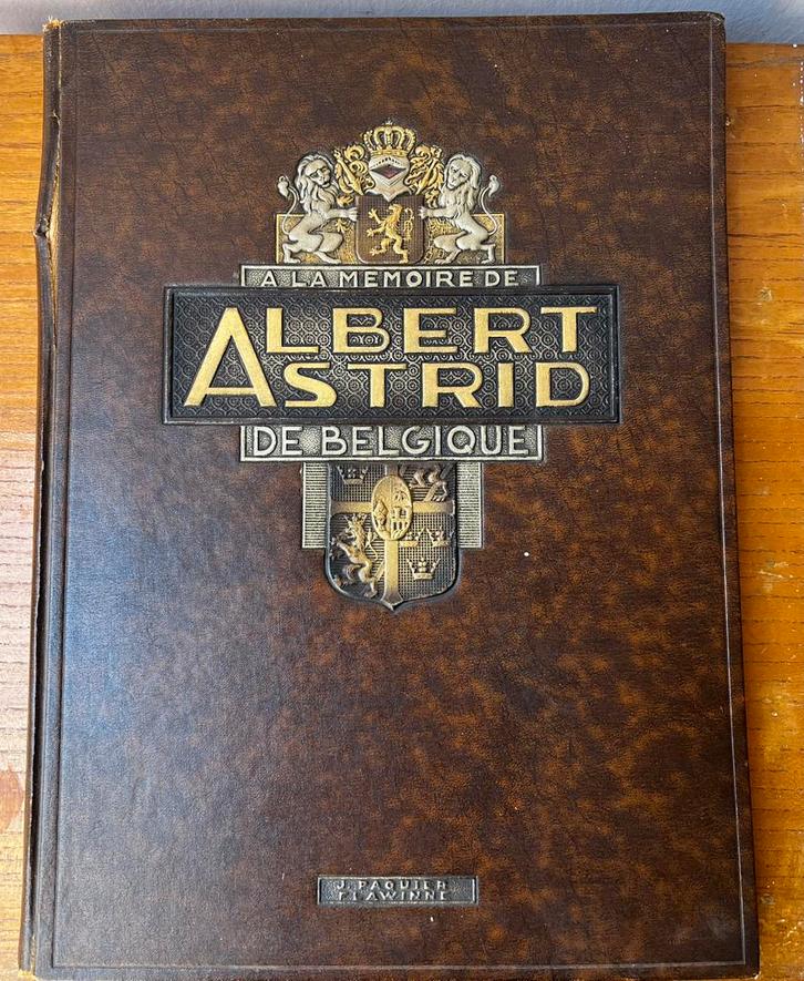 À la mémoire de Albert et Astrid de Belgique (ca. 1935), Verzamelen, Koningshuis en Royalty, Zo goed als nieuw, Tijdschrift of Boek