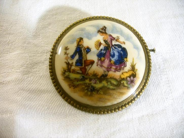 Broche en porcelaine (Limoges), Bijoux, Sacs & Beauté, Broches, Comme neuf, Autres matériaux, Autres couleurs, 4 à 7 cm, Enlèvement ou Envoi